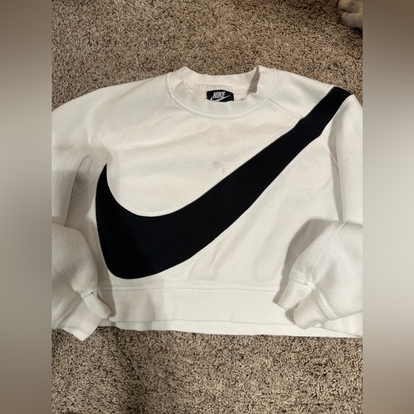 Nike Tops - Nike cropped sweatshirt